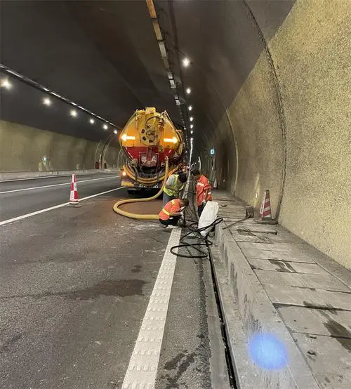 八公山隧道排水渠清淤